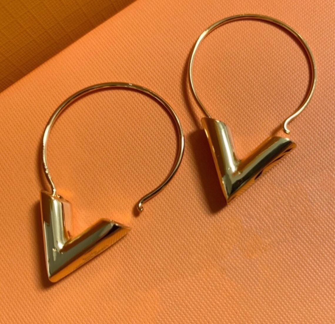 Luxury Designer Jewelry Women Earring Letter V hoop copper gold plated Elegant Wing Charm earrings fashion jewelry new style5770413
Luxury Designer Jewelry Women Earring Letter V hoop copper gold plated Elegant Wing Charm earrings fashion jewelry new style5770413