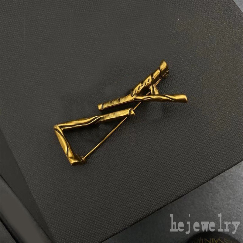 Crystal designer brooch alligator lines brooches pin designer letters iced out sweaters hats coat jeans clothing accessories morocco broche brass ZB041 F23
Crystal designer brooch alligator lines brooches pin designer letters iced out sweaters hats coat jeans clothing accessories morocco broche brass ZB041 F23