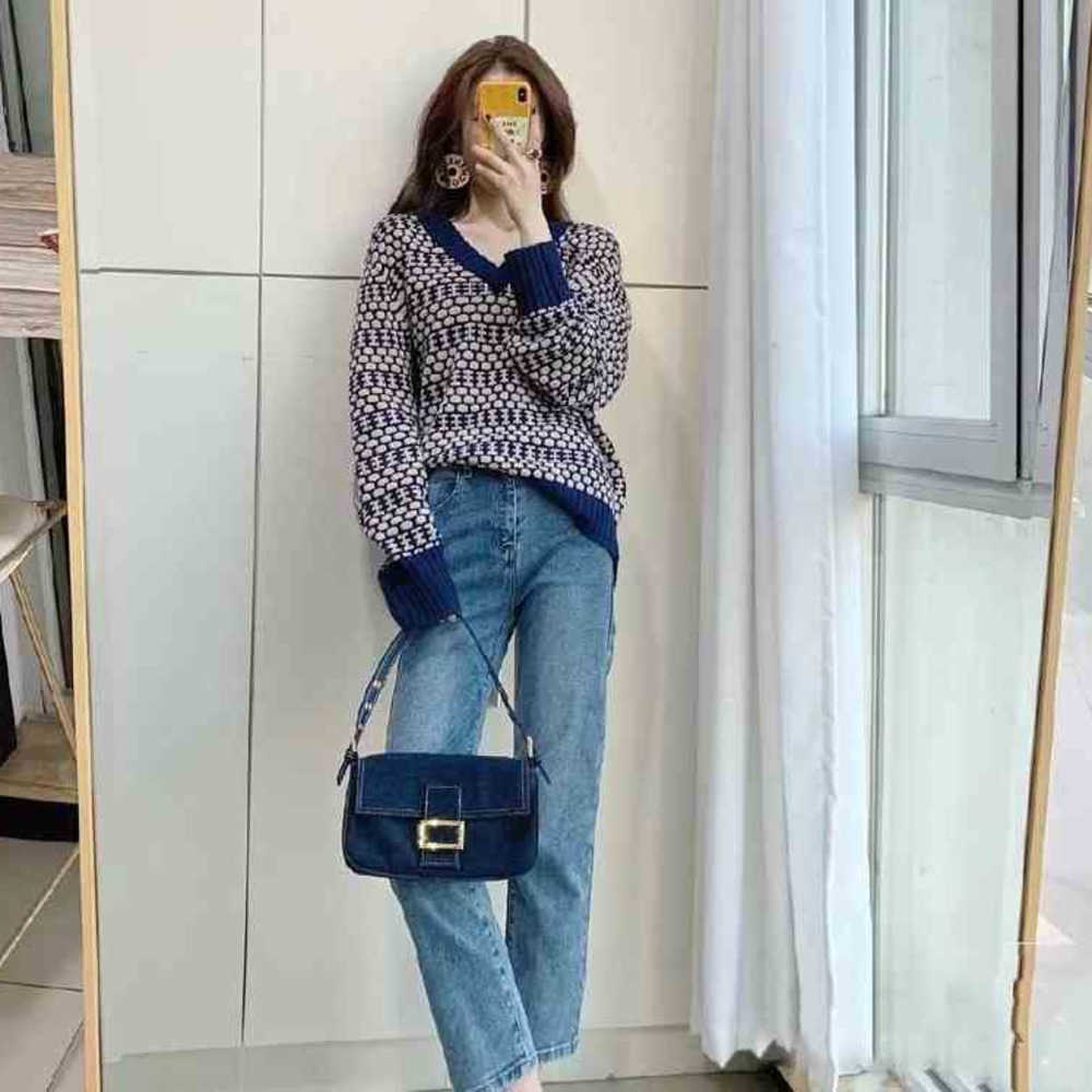 Cross Body Evening Bags 22s early spring new vintage medieval FF old denim Staff Bag Silver Buckle with denim single shoulder armpit bag, Without box
Cross Body Evening Bags 22s early spring new vintage medieval FF old denim Staff Bag Silver Buckle with denim single shoulder armpit bag, Without box