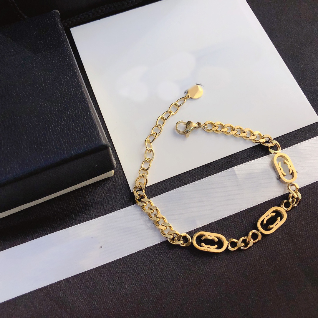 Bracelets Bangle Luxury Designer classical Letter 18K Gold Plated Stainless steel Women Wedding Lovers Gift Bangles Accessories Wholesale L053
Bracelets Bangle Luxury Designer classical Letter 18K Gold Plated Stainless steel Women Wedding Lovers Gift Bangles Accessories Wholesale L053