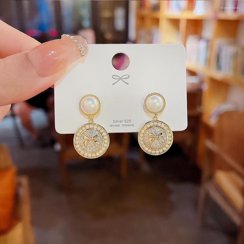 Stud Earrings 2023 Fashion Imitation Shell Pearl Retro Niche Design Senior Rhinestones Wholesale.
Stud Earrings 2023 Fashion Imitation Shell Pearl Retro Niche Design Senior Rhinestones Wholesale.