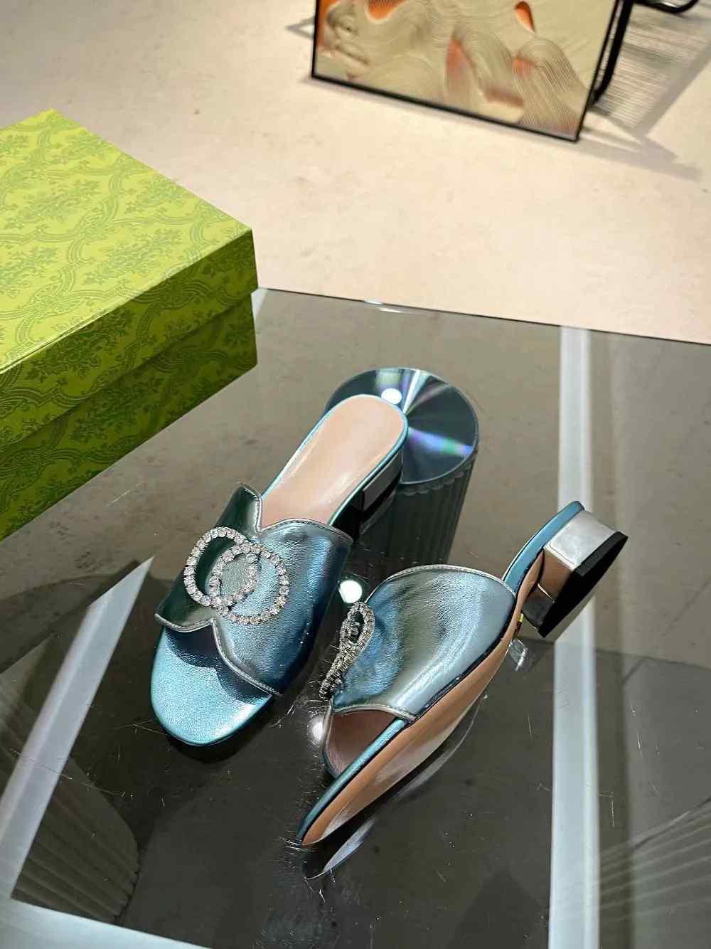2023 Summer Fashion Flat Sandals Women's Vintage Genuine Leather Flat Shoes Letter Luxury Rhinestone Blue Jelly Anti Slip Open Toe 35-40
2023 Summer Fashion Flat Sandals Women's Vintage Genuine Leather Flat Shoes Letter Luxury Rhinestone Blue Jelly Anti Slip Open Toe 35-40