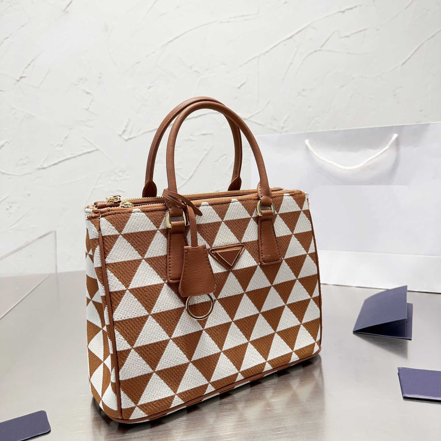 Hot luxurys totes Triangle logo the tote bag designer bag Women Designers handbag Geometric pattern Womens Fashion Classic Large Capacity Lady handbags, Pdp01 28x20cm
Hot luxurys totes Triangle logo the tote bag designer bag Women Designers handbag Geometric pattern Womens Fashion Classic Large Capacity Lady handbags, Pdp01 28x20cm