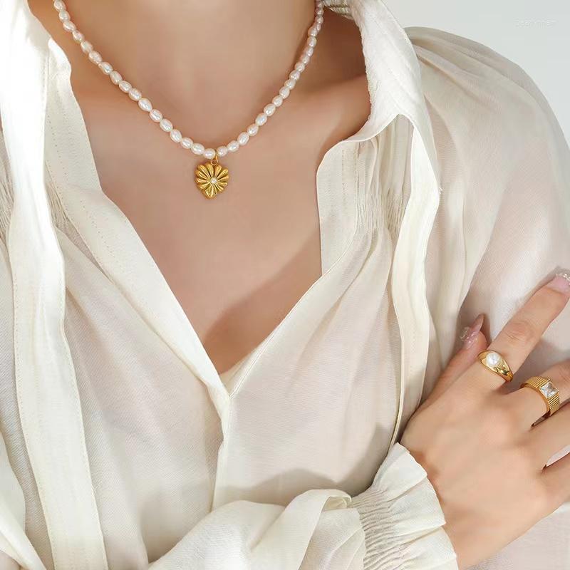 Chains Light Luxury Niche Design Stainless Steel Jewelry Heart Pendant Natural Freshwater Pearls Clavicle Chain Necklaces
Chains Light Luxury Niche Design Stainless Steel Jewelry Heart Pendant Natural Freshwater Pearls Clavicle Chain Necklaces