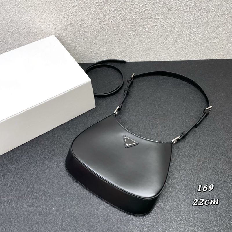 Luxury Designer Fashion Bag Cleo Glossy Leather Shoulder Triangle Enamel Marking Simple Curve Line
Luxury Designer Fashion Bag Cleo Glossy Leather Shoulder Triangle Enamel Marking Simple Curve Line