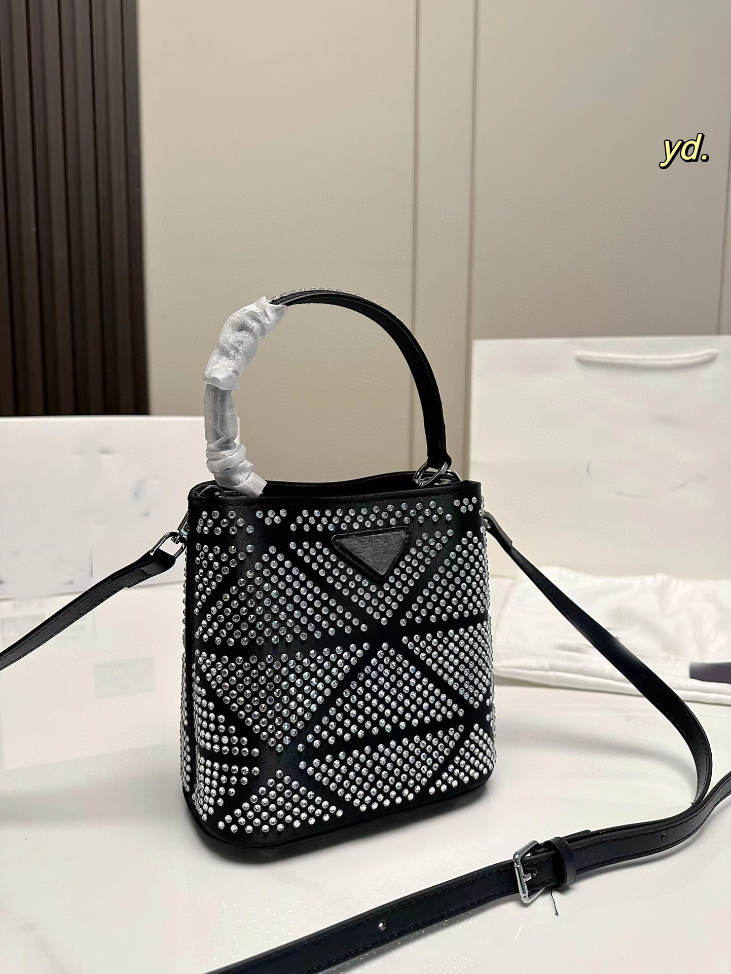 New style rhinestone bucket bag women's shoulder bag Fashion handbag diamond pattern design full of brand style, Lavender
New style rhinestone bucket bag women's shoulder bag Fashion handbag diamond pattern design full of brand style, Lavender