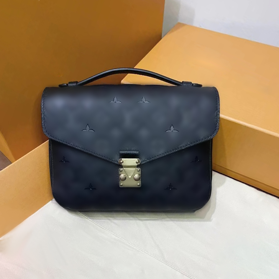 M44875 Highend quality pochette clutch bags Womens Designer embossed handbag with shoulder strap Luxury mens purse Genuine leather crossbody tote old flower bag, Mon0gram reverse canva
M44875 Highend quality pochette clutch bags Womens Designer embossed handbag with shoulder strap Luxury mens purse Genuine leather crossbody tote old flower bag, Mon0gram reverse canva