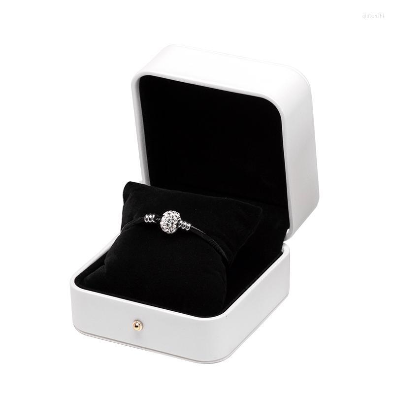 Jewelry Pouches Recommended White Pu Leather Flat Square Golden Lock Ring Pendant Bracelet Display Box For Female Valentine's Day Gifts
Jewelry Pouches Recommended White Pu Leather Flat Square Golden Lock Ring Pendant Bracelet Display Box For Female Valentine's Day Gifts