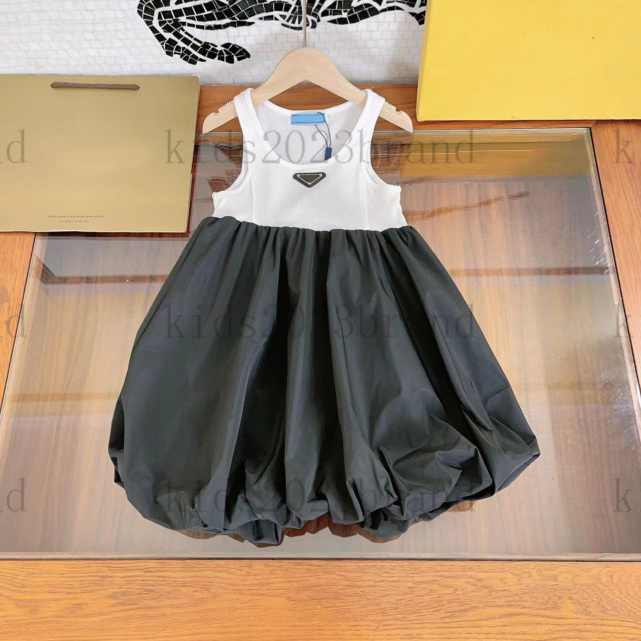 Tide brand girls dress fashion kids vest dresses blouse stitching skirts 2023ss summer sleeveless pleated skirts designer princess black skirt for girls 100-150cm, 4#
Tide brand girls dress fashion kids vest dresses blouse stitching skirts 2023ss summer sleeveless pleated skirts designer princess black skirt for girls 100-150cm, 4#