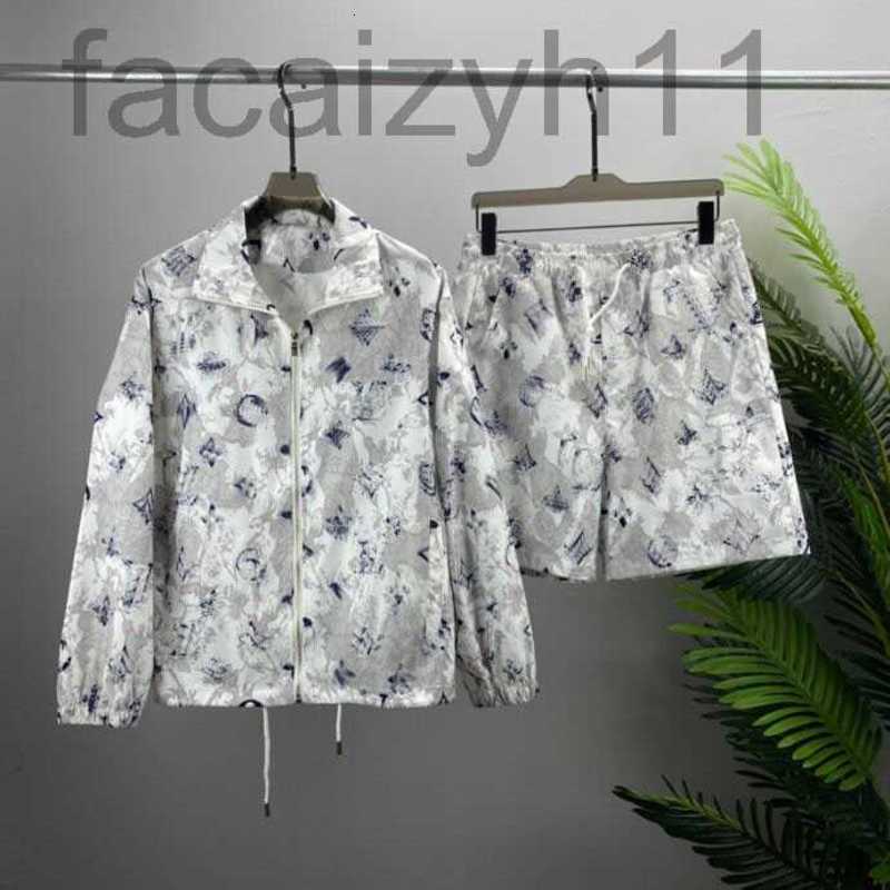 designer Men's plus size Outerwear Coats Summer sunscreen suit men's and women's hooded jacket casual shorts beach pants 45W2
designer Men's plus size Outerwear Coats Summer sunscreen suit men's and women's hooded jacket casual shorts beach pants 45W2