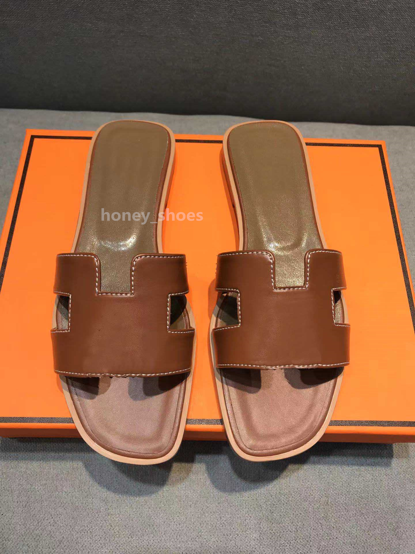 2023 famous brand Beach slippers Classic Flat heel Summer Designer Fashion flops leather lady Slides women shoes Hotel Bath Ladies sexy Sandals Large size H317, Color 15
2023 famous brand Beach slippers Classic Flat heel Summer Designer Fashion flops leather lady Slides women shoes Hotel Bath Ladies sexy Sandals Large size H317, Color 15
