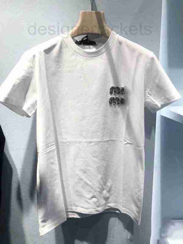 Women' T-Shirt designer M Family 2023 Early Spring New Chest Rhinestone Letter Loose Versatile Round Neck Short Sleeve T-shirt Top A8HG, White2
Women' T-Shirt designer M Family 2023 Early Spring New Chest Rhinestone Letter Loose Versatile Round Neck Short Sleeve T-shirt Top A8HG, White2
