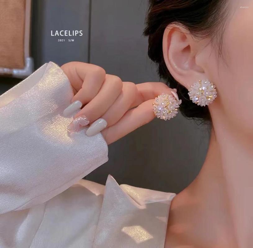 Stud Earrings Copper Alloy Niche Design Flower Cold Wind High-end Jewelry For Women Luxury Vintage
Stud Earrings Copper Alloy Niche Design Flower Cold Wind High-end Jewelry For Women Luxury Vintage