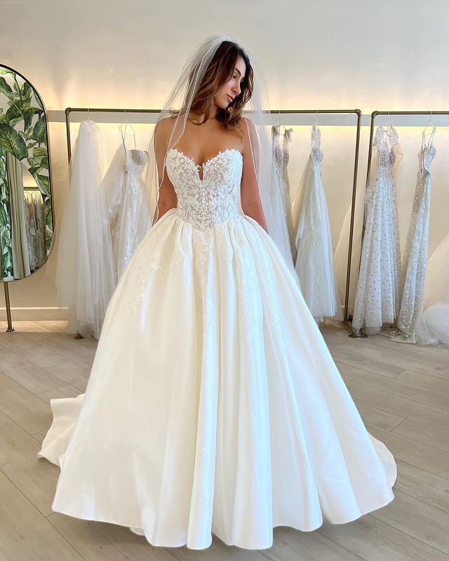 Lace A Elegant Line Dresses Plus Size Women Sweetheart Applique Court Train Bridal Gowns Second Reception Dress For Wedding Party Custom Made pplique