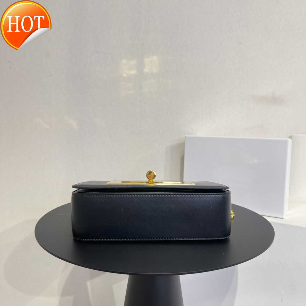 Luxury Brand Designer Bags Handbag Shoulder Crossbody Bag Tote bag Women's New Fashion Printing Versatile Quality Chain Messenger bags Factory direct sales, Color 1 size23x16x7cm
Luxury Brand Designer Bags Handbag Shoulder Crossbody Bag Tote bag Women's New Fashion Printing Versatile Quality Chain Messenger bags Factory direct sales, Color 1 size23x16x7cm