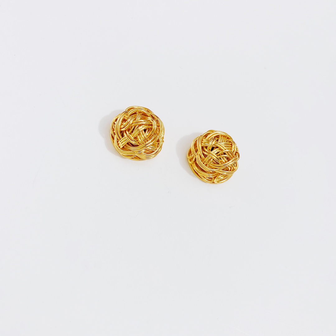 Designed stud earrings Trendy Ball of gold Texture string Twisted String Design Gold Studs For Women
Designed stud earrings Trendy Ball of gold Texture string Twisted String Design Gold Studs For Women