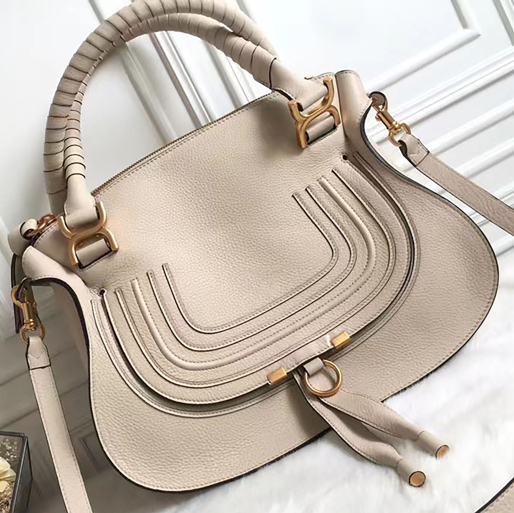 Marcie Double Carry Bag Saddle Stitches Grained Leather Fashion Luxurys Designer Woman Shoulder Bags Tote Oblique Large Capacity Crossbody Handbags Purses
Marcie Double Carry Bag Saddle Stitches Grained Leather Fashion Luxurys Designer Woman Shoulder Bags Tote Oblique Large Capacity Crossbody Handbags Purses