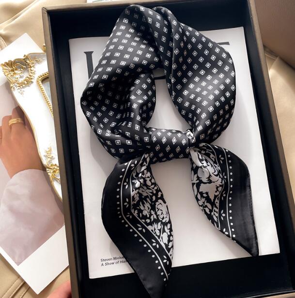 20style 70-70cm Designer Letters Print Floral Silk Scarf Stripe Headband for Women Fashion Long Handle Bag Scarves Paris Shoulder Tote Luggage Ribbon Headwrap
20style 70-70cm Designer Letters Print Floral Silk Scarf Stripe Headband for Women Fashion Long Handle Bag Scarves Paris Shoulder Tote Luggage Ribbon Headwrap