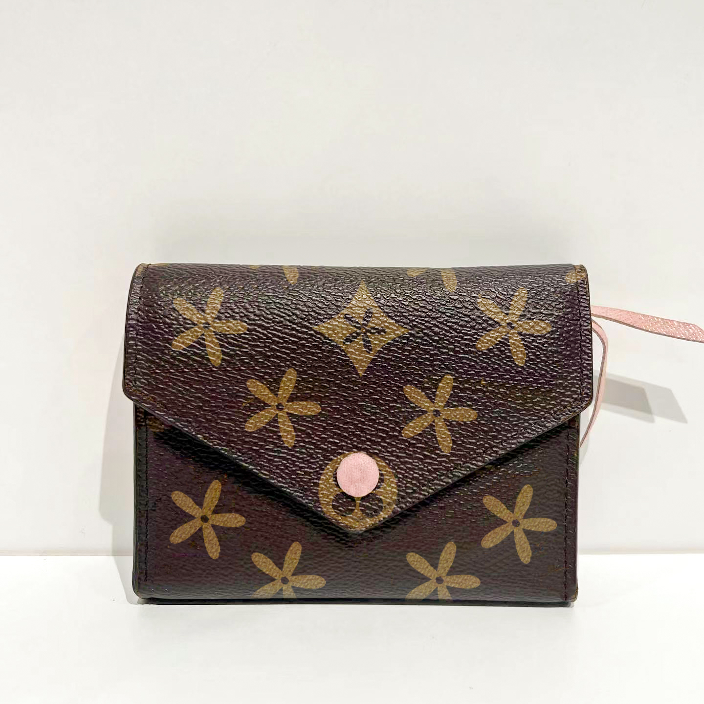Luxury victorine M41938 Designer womens mens flap purse wallets wristlets keychain passport holder card case holders key pouch handbag pocket wristlets keychain, Mon0gram fuchsia buckle
Luxury victorine M41938 Designer womens mens flap purse wallets wristlets keychain passport holder card case holders key pouch handbag pocket wristlets keychain, Mon0gram fuchsia buckle