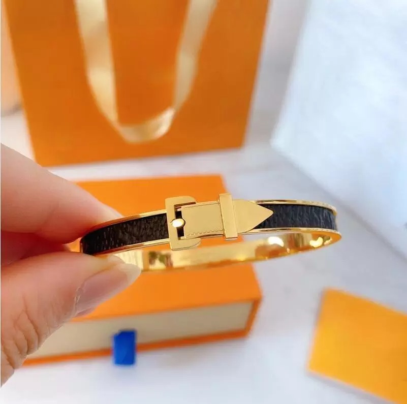 Fashion Designer Jewelry women bracelet Gold Bangle with leather alex ani four leaf flower pattern stainless steel letters stamp party gift
Fashion Designer Jewelry women bracelet Gold Bangle with leather alex ani four leaf flower pattern stainless steel letters stamp party gift