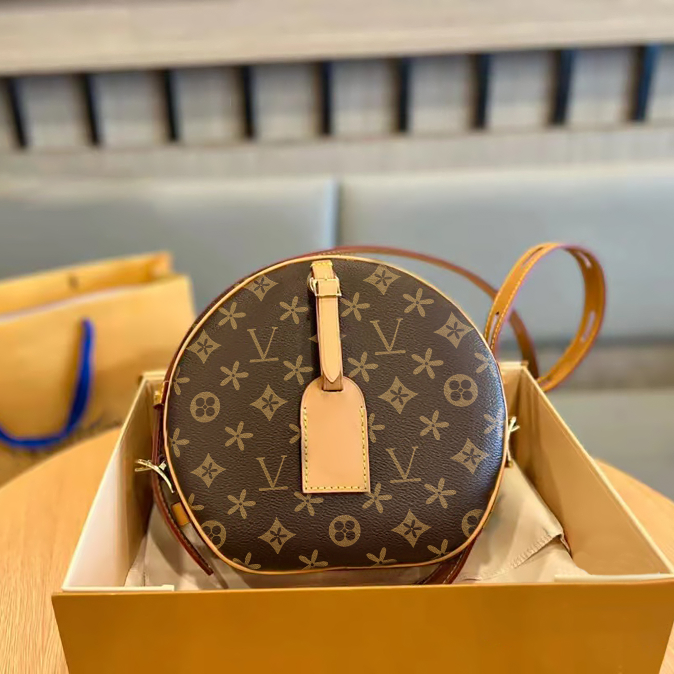 Highend quality 2023 M45647 brown flower tote bags PETITE BOITE CHAPEAU BOITE 2size handbag Pochette clutch bag Womens cross body Man designer luxurys shoulder bags, Mon0gram
Highend quality 2023 M45647 brown flower tote bags PETITE BOITE CHAPEAU BOITE 2size handbag Pochette clutch bag Womens cross body Man designer luxurys shoulder bags, Mon0gram