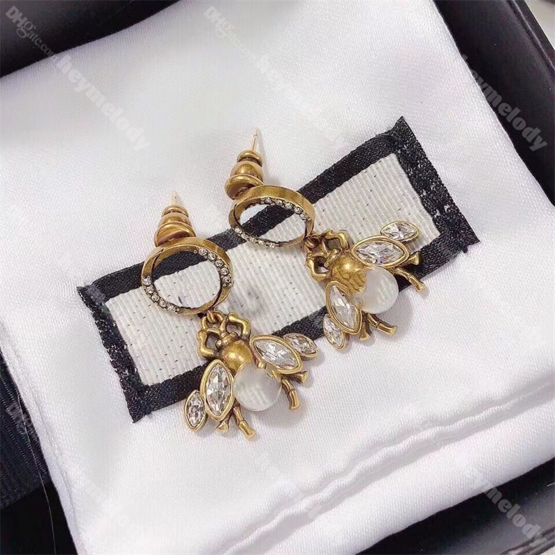 Classic Little Bee Stud Letter Pearl Hoop Earrings Designer Diamond Ear Studs Jewelry For Women Wholesale
Classic Little Bee Stud Letter Pearl Hoop Earrings Designer Diamond Ear Studs Jewelry For Women Wholesale