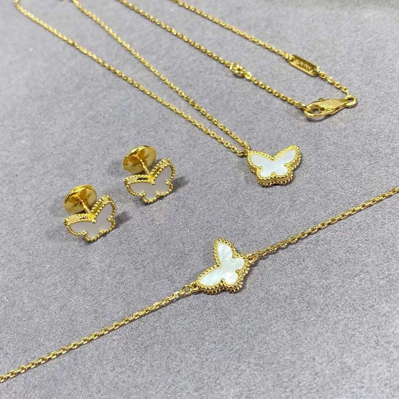 2023 new fashion S925 sterling silver sweet butterfly pendant necklace women luxury clover brand designer shell short choker bracelets necklace earrings jewelry
2023 new fashion S925 sterling silver sweet butterfly pendant necklace women luxury clover brand designer shell short choker bracelets necklace earrings jewelry