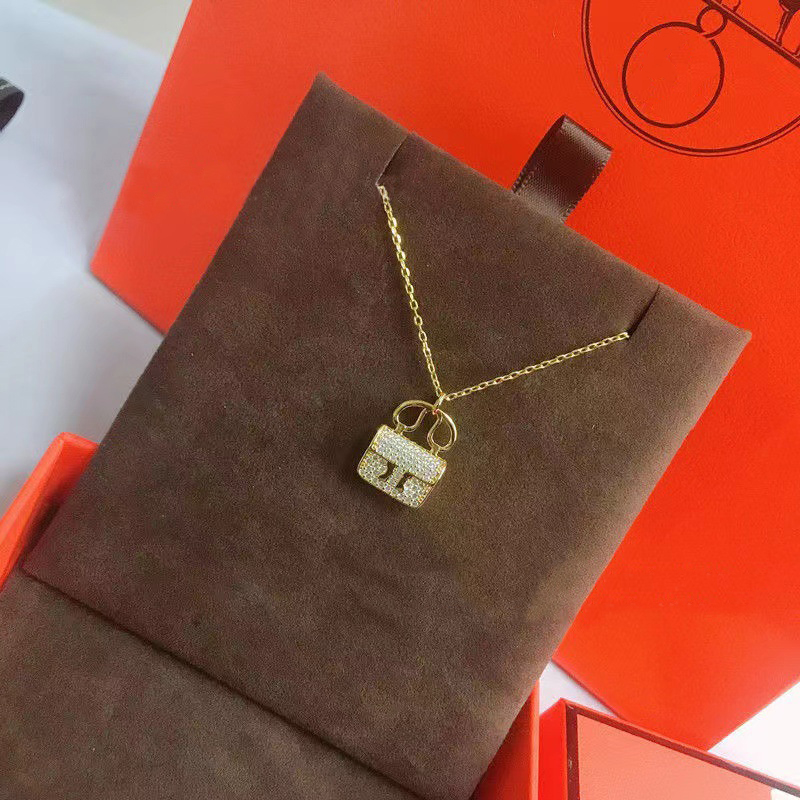High-quality men's and women's style H necklace fashion designer titanium steel necklace Valentine's Day gift luxury jewelry
High-quality men's and women's style H necklace fashion designer titanium steel necklace Valentine's Day gift luxury jewelry