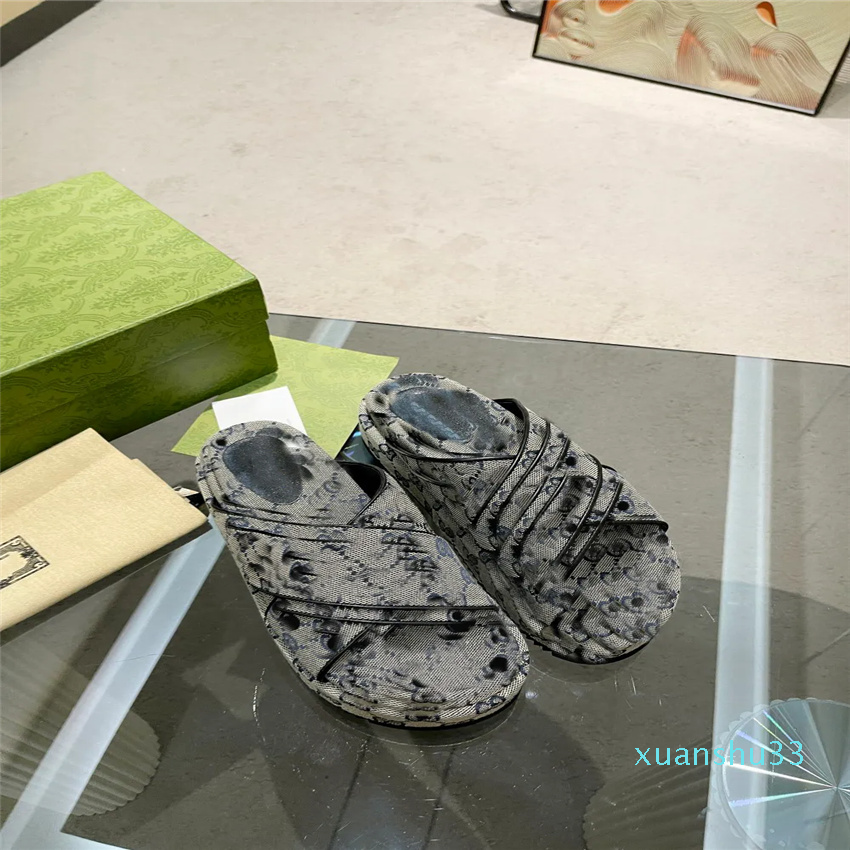 Spring and summer new pair of slippers printing process embroidered upper through-dyed sheepskin inner male and female sandals sole thickness of 5.5 cm forefoot 4cm
Spring and summer new pair of slippers printing process embroidered upper through-dyed sheepskin inner male and female sandals sole thickness of 5.5 cm forefoot 4cm