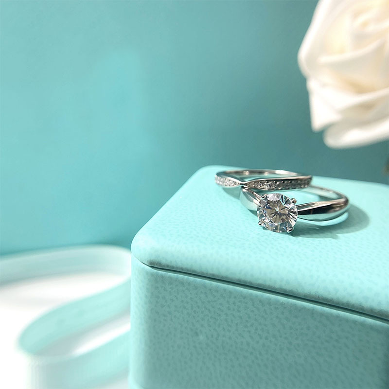Women's hollowed out European and American fashion ring designer jewelry opening ring full brand as a wedding Christmas gift
Women's hollowed out European and American fashion ring designer jewelry opening ring full brand as a wedding Christmas gift