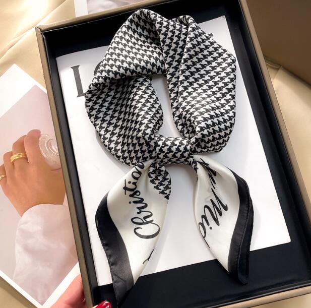 Designer Letters Print Flower imitate Silk Scarf Headband for Women Fashion Long Handle Bag Scarves Paris Shoulder Tote Luggage Ribbon Head Wraps 70x70CM
Designer Letters Print Flower imitate Silk Scarf Headband for Women Fashion Long Handle Bag Scarves Paris Shoulder Tote Luggage Ribbon Head Wraps 70x70CM