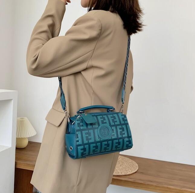 2023 hot leather camera bag purse evening bag Letter Embossing designer wallet presbyopic card holder Backpack
2023 hot leather camera bag purse evening bag Letter Embossing designer wallet presbyopic card holder Backpack