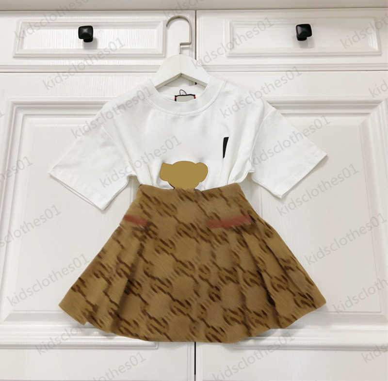 Brand Clothing Sets Bear Letters Print Classic Crew Neck Pullover T-shirt Elastic High Waist Jacquard Pleated Skirt Kids Designer Clothes 1970
Brand Clothing Sets Bear Letters Print Classic Crew Neck Pullover T-shirt Elastic High Waist Jacquard Pleated Skirt Kids Designer Clothes 1970
