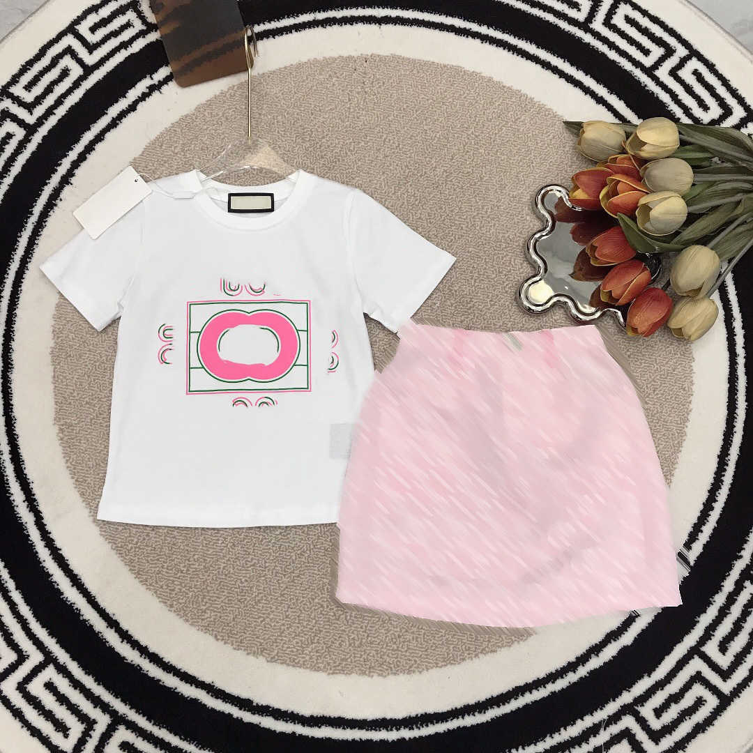 23ss brand designer T-shirt skirt suit girls Round neck Pure cotton logo printing Short sleeve embroidery denim half skirt set kids clothing
23ss brand designer T-shirt skirt suit girls Round neck Pure cotton logo printing Short sleeve embroidery denim half skirt set kids clothing