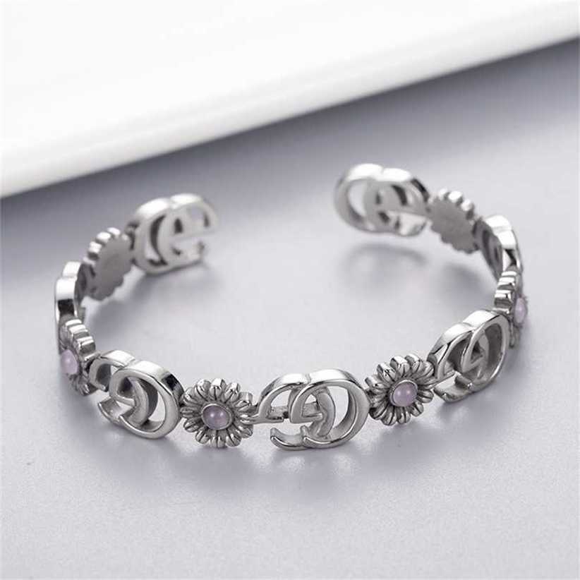 2023 Designer New Jewelry double pink bracelet ring and the same flower Ben pattern hair ornament
2023 Designer New Jewelry double pink bracelet ring and the same flower Ben pattern hair ornament