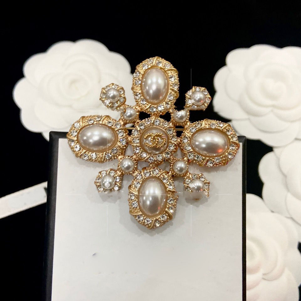 Mens Womens Sweater Suit Collar Pin Brooches Fashion Designer Brand C Double Letter Brooche Luxury High Quality Gold Plated Wedding Clothing Jewelry Accessories
Mens Womens Sweater Suit Collar Pin Brooches Fashion Designer Brand C Double Letter Brooche Luxury High Quality Gold Plated Wedding Clothing Jewelry Accessories