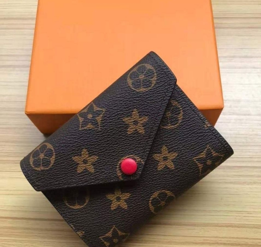 Luxurys Designers Wallets Purse Bag Fashion Short Victorine Wallet Embossed Monograms Empreinte Classic Pallas Card Holder Zippy Coin Purses, 5 red
Luxurys Designers Wallets Purse Bag Fashion Short Victorine Wallet Embossed Monograms Empreinte Classic Pallas Card Holder Zippy Coin Purses, 5 red