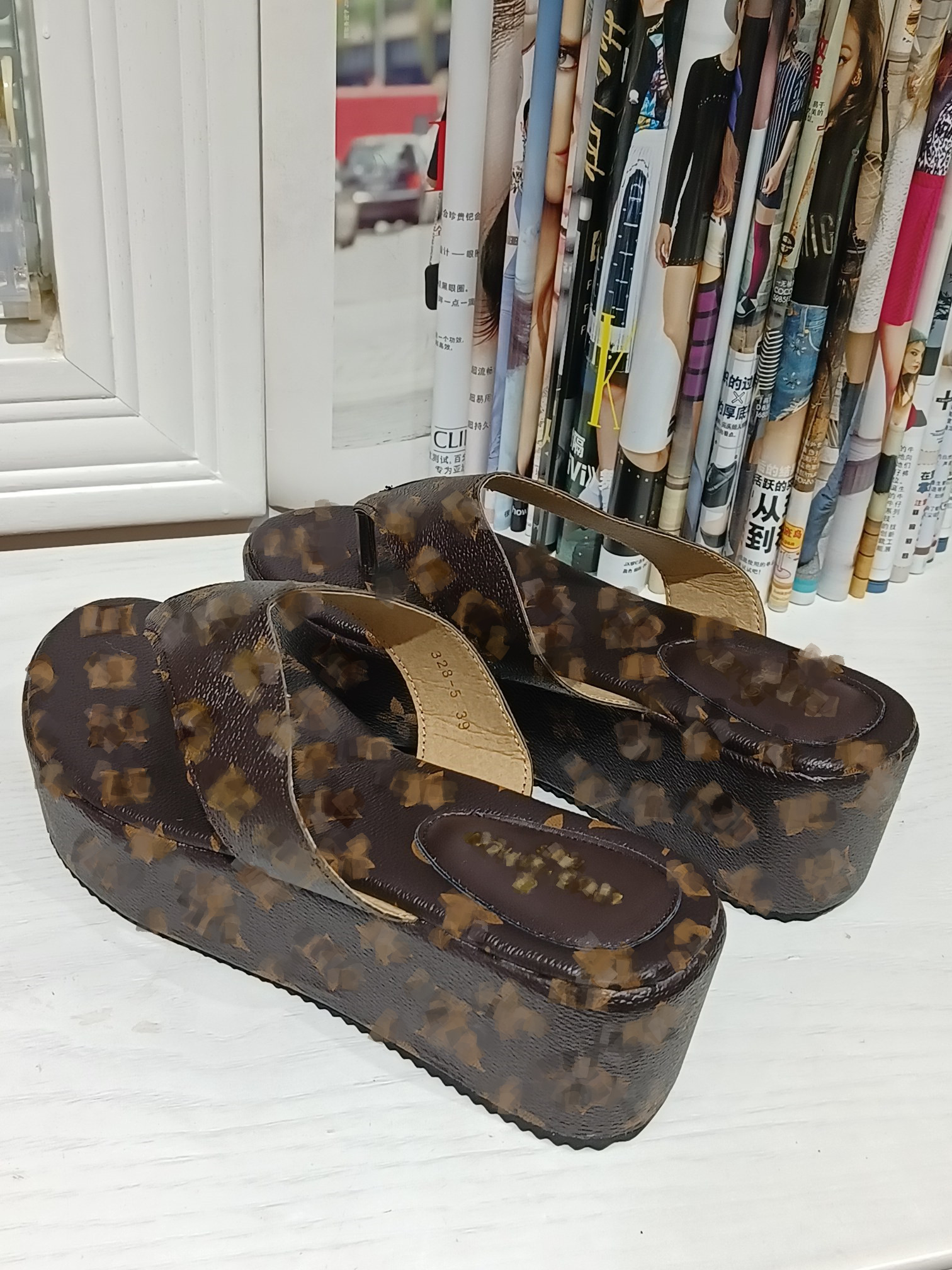 2023 Womens thong Sandals Platform Wedge Slippers women girls Flip flops Designer monograms Mules Slider brown old flower dress shoes plus size 36-42, Xy328-5
2023 Womens thong Sandals Platform Wedge Slippers women girls Flip flops Designer monograms Mules Slider brown old flower dress shoes plus size 36-42, Xy328-5