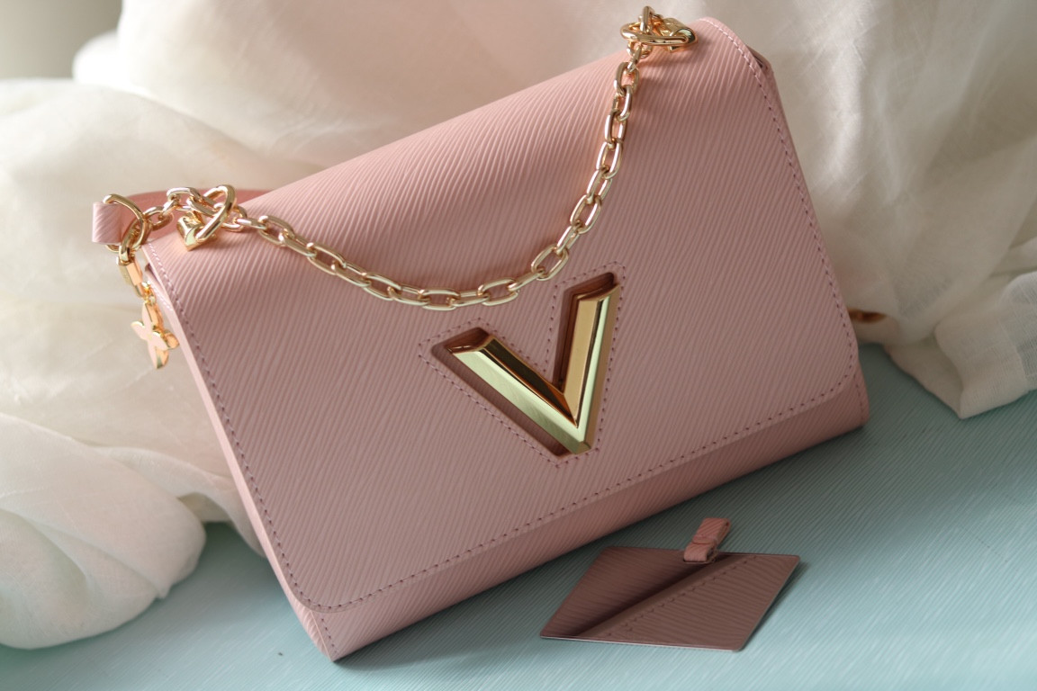 Twist Bag MM Size EPI Leather With Chain And Mirror Flexible Strap Crossbady Shoulder Handbag Zipper Pocket Three Colors Gift Box 23cm 50386 21025, Pink
Twist Bag MM Size EPI Leather With Chain And Mirror Flexible Strap Crossbady Shoulder Handbag Zipper Pocket Three Colors Gift Box 23cm 50386 21025, Pink