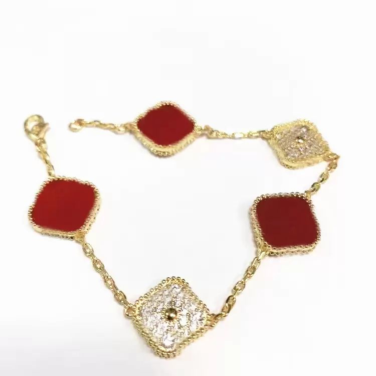 Luxury female bracelet designer clover bracelet bracelet 18K gold agate flower chain jewelry lucky lady and girl couple holiday party gift
Luxury female bracelet designer clover bracelet bracelet 18K gold agate flower chain jewelry lucky lady and girl couple holiday party gift