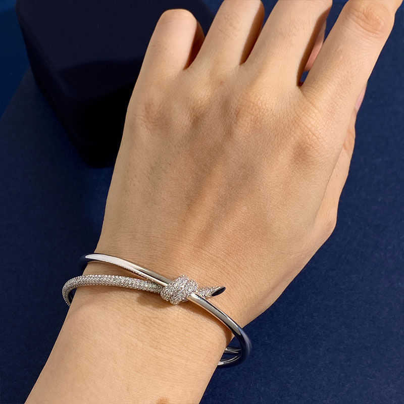Designeroriginal editionTiff double layer diamond inlay knot bow ifny bracelet Gu Ailing same style Girl giftQLFR
Designeroriginal editionTiff double layer diamond inlay knot bow ifny bracelet Gu Ailing same style Girl giftQLFR