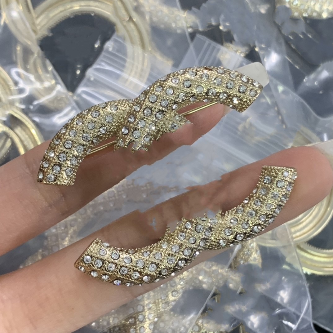 Luxury Brand Designer Double Letter Pins Brooches Women Rhinestone channel Buckle Brooch Suit Pin Wedding Party Jewerlry Accessories Gifts kx2c
Luxury Brand Designer Double Letter Pins Brooches Women Rhinestone channel Buckle Brooch Suit Pin Wedding Party Jewerlry Accessories Gifts kx2c