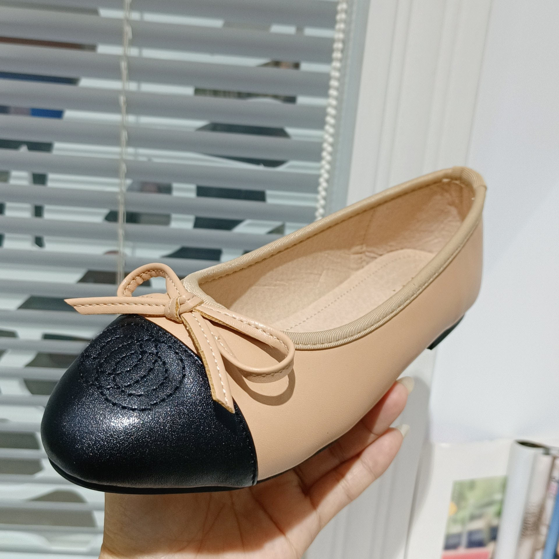 Designer women Slippers Ladies Wool Slides Winter Fur Fluffy Furry Warm Letters Comfortable Fuzzy Girl Flip Flop Slipper Sandal Beach Slide Platform Wedge G, Brown
Designer women Slippers Ladies Wool Slides Winter Fur Fluffy Furry Warm Letters Comfortable Fuzzy Girl Flip Flop Slipper Sandal Beach Slide Platform Wedge G, Brown