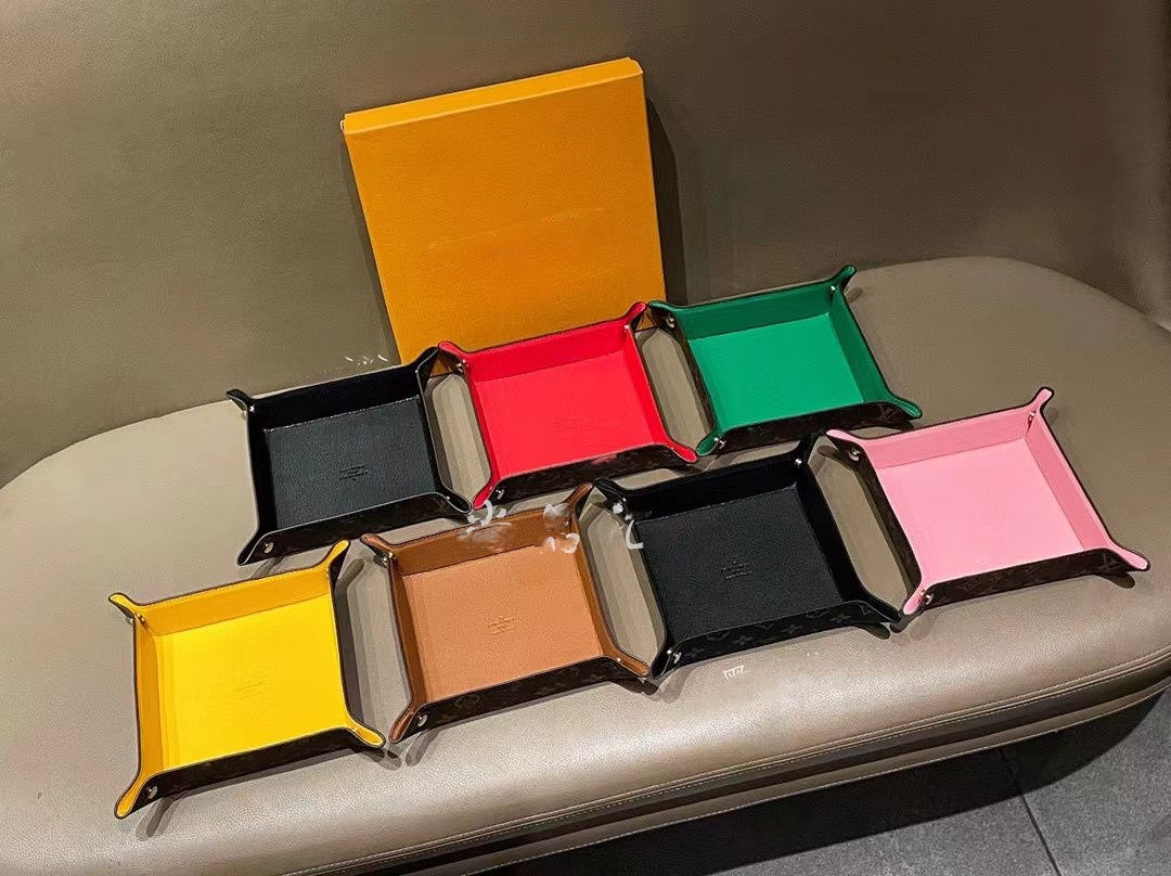 Newest Fashion Letter Unisex Wallet Coin Purses Mens Home Living Room Bedroom Storage Box Luxury Brand Women Home Decoration Accessories Couple Storage Wallets, Brown
Newest Fashion Letter Unisex Wallet Coin Purses Mens Home Living Room Bedroom Storage Box Luxury Brand Women Home Decoration Accessories Couple Storage Wallets, Brown