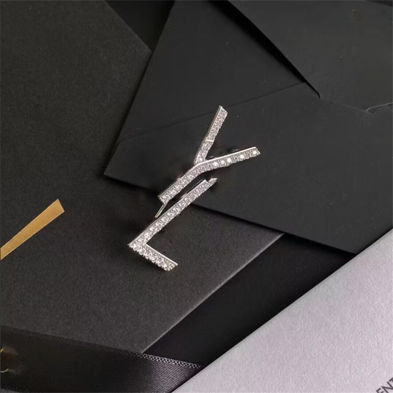 Famous Design Gold Brand Luxurys Desinger Brooch Women Rhinestone Pearl Letter Brooches Suit Pin Fashion Jewelry Clothing Decoration High Quality Accessories
Famous Design Gold Brand Luxurys Desinger Brooch Women Rhinestone Pearl Letter Brooches Suit Pin Fashion Jewelry Clothing Decoration High Quality Accessories