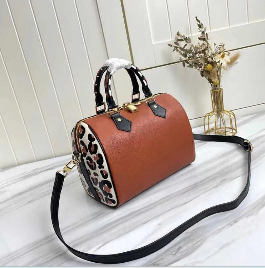 2023 new Women Messenger Travel bag Classic Style Fashion bags Shoulder Bags Lady Totes handbags 30 cm With key lock, 01
2023 new Women Messenger Travel bag Classic Style Fashion bags Shoulder Bags Lady Totes handbags 30 cm With key lock, 01