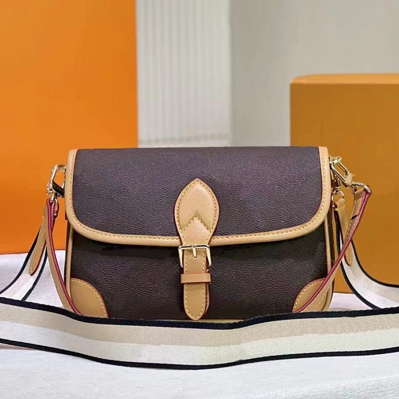 Fashion Bag Women's Crossbody Bag Shoulder Handbag Dual Purpose Design Classic Pattern Handbag, Red
Fashion Bag Women's Crossbody Bag Shoulder Handbag Dual Purpose Design Classic Pattern Handbag, Red