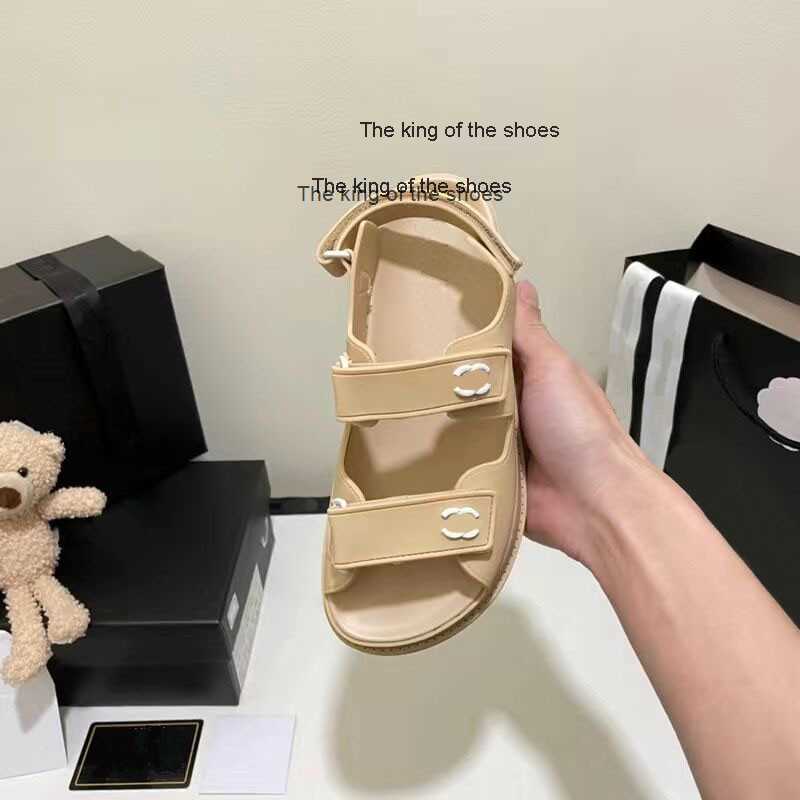 slippers2023 Summer luxury designer women's shoes Classic fashion flat sandals channel thick sole casual open toe fashion women's shoes French beach
slippers2023 Summer luxury designer women's shoes Classic fashion flat sandals channel thick sole casual open toe fashion women's shoes French beach