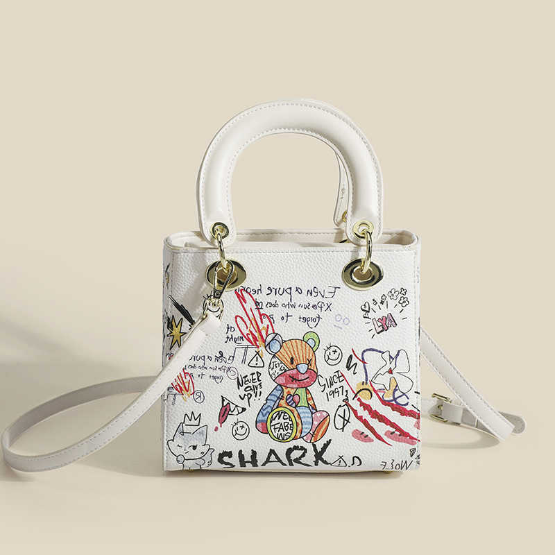 2023 new bag female messenger bag graffiti handbag bear letter small square bag simple Diana Bag Fashion, White4
2023 new bag female messenger bag graffiti handbag bear letter small square bag simple Diana Bag Fashion, White4