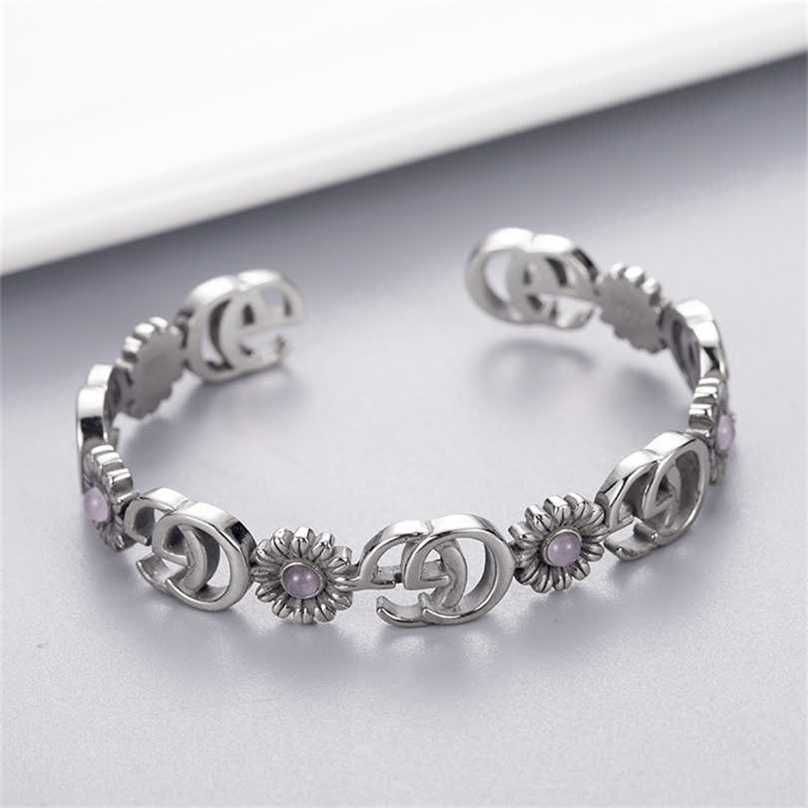 2023 Designer New Jewelry double pink bracelet ring and the same flower Ben pattern hair ornament
2023 Designer New Jewelry double pink bracelet ring and the same flower Ben pattern hair ornament